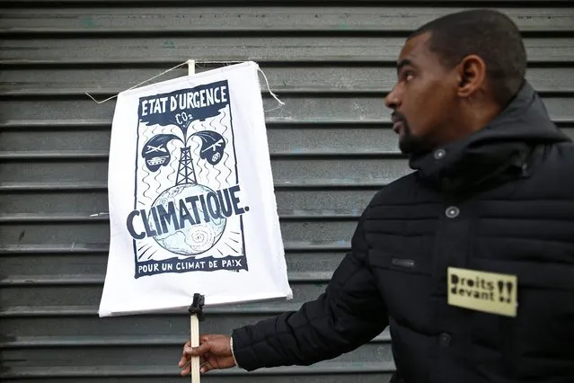 People form a human chain to show solidarity for climate change after the cancellation of a planned climate march following shootings in the French capital, ahead of the World Climate Change Conference 2015 (COP21), in Paris, France, November 29, 2015. The slogan reads "Climatic emergency state, for a climate of peace". (Photo by Benoit Tessier/Reuters)