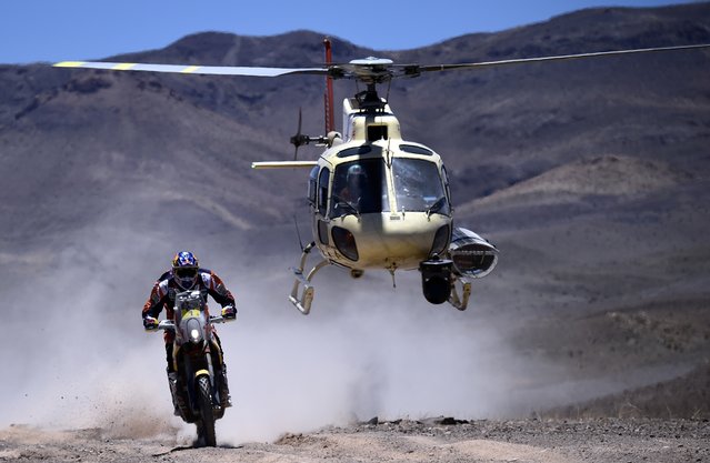 KTM rider Marc Coma of Spain drives during the 4th stage of the Dakar Rally 2015, from Chilecito to Copiapo January 7, 2015. (Photo by Franck Fife/Reuters)