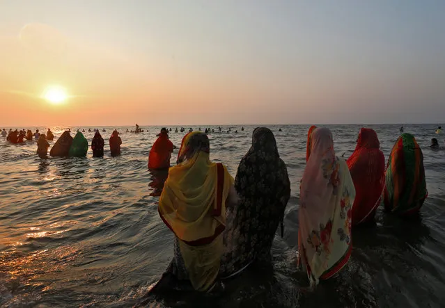 Hindu devotees worship the Sun god in the waters of the Arabian Sea during Chhath Puja in Mumbai, India November 6, 2016. (Photo by Danish Siddiqui/Reuters)