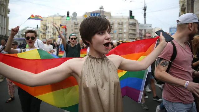 Patricipants attend a gay pride march in central Kiev on June 17, 2018. (Photo by Serhii Nuzhnenko/Radio Free Europe/Radio Liberty)