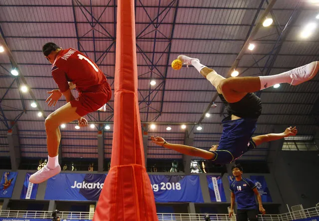 Anuwat Chaichana of Thailand and Muhamad Norhaffizi Abd Razak of Malaysia in action during the Men's Team Regu Gold Medal Match during the 2018 Asian Games in Jakarta on August 22, 2018. (Photo by Edgar Su/Reuters)