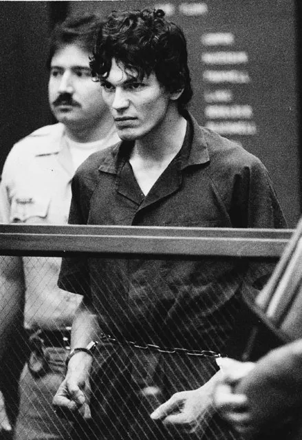 Richard Ramirez, accused of 14 counts of murder in the “Night Stalker” serial killings, clenches his fists and pulls on his restraints in a court appearance in Los Angeles, Ca., Tuesday, October 21, 1985. Municipal Court Judge Elva Soper rebuked Ramirez for attempting another change of defense attorneys. (Photo by Lennox McLendon/AP Photo)