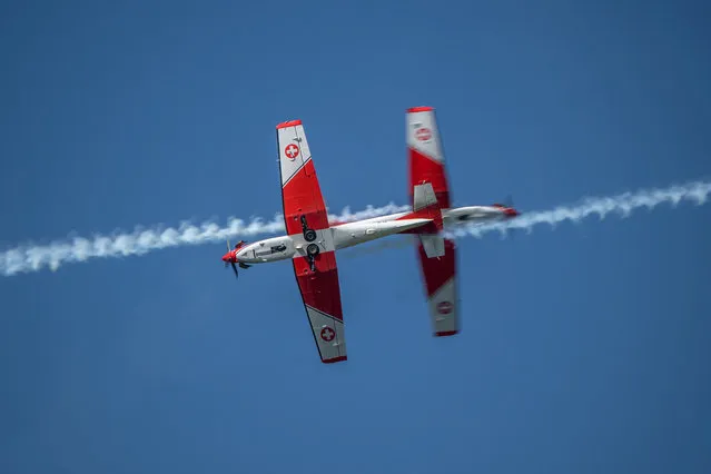 The Swiss Air Force PC-7 Team performs a show ahead of the final match of the Swiss Open tennis tournament in Gstaad on July 24, 2022. (Photo by Fabrice Coffrini/AFP Photo)