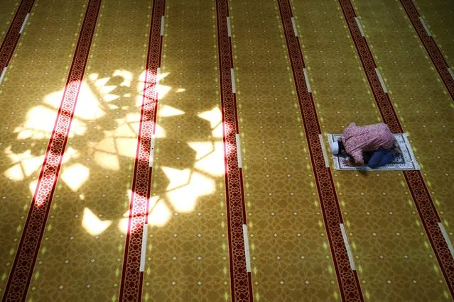 A Muslim man prays at a mosque during the holy fasting month of Ramadan, amid the coronavirus disease (COVID-19) pandemic, in Shah Alam, Malaysia on April 29, 2021. (Photo by Lim Huey Teng/Reuters)