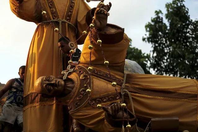 Workers arrange statues on a float before the first night of the Carnival parade of samba schools in Rio de Janeiro's Sambadrome February 7, 2016. (Photo by Pilar Olivares/Reuters)