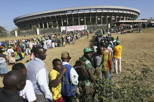 People queue to enter the national stadium for Emmerson Mnangagwa’s inauguration as president in Harare, Zimbabwe on August 26, 2018. (Photo by Tsvangirayi Mukwazhi/AP Photo)