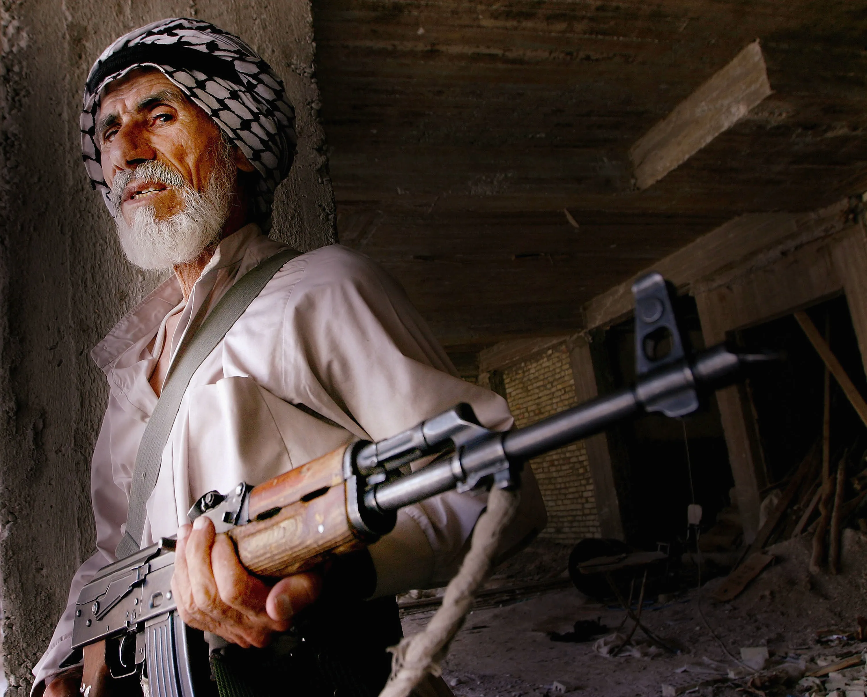 Мой дед афганский. Дедушка с автоматом. Дед с винтовкой. Человек с автоматом. Дед с ружьем.