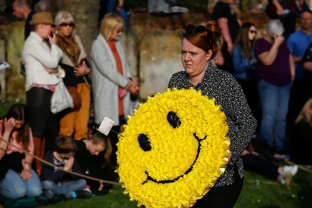 A floral wreath in shape of a smiley face is carried during a funeral of British singer Keith Flint of techno group The Prodigy in Braintree, Essex, Britain, March 29, 2019. (Photo by Henry Nicholls/Reuters)