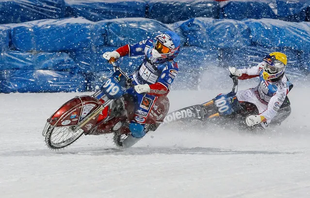 Riders compete in a snowfall during Astana Expo FIM Ice Speedway Gladiators World Championship at the Medeo rink in Almaty, Kazakhstan, February 18, 2017. (Photo by Shamil Zhumatov/Reuters)