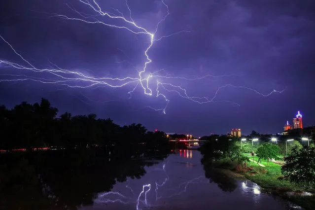A lightning bolt strikes in Culiacan, Sinaloa State, Mexico, early on August 18, 2018. (Photo by Rashide Frias/AFP Photo)