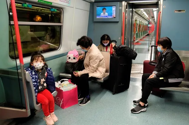 Passengers wear protective masks as they sit in a MTR train, following the outbreak of a new coronavirus, in Hong Kong, China on February 4, 2020. (Photo by Tyrone Siu/Reuters)