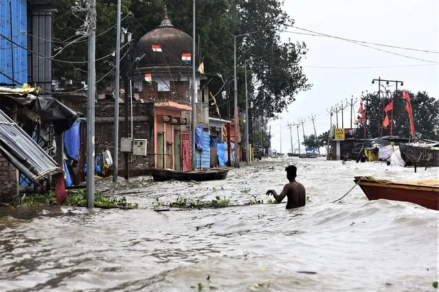 A boatman pulls his boat at flood-hit area as the water level of the Ganga and Yamuna rivers continues to stay high in the ongoing monsoon season, in Prayagraj district of India's northern state of Uttar Pradesh, August 21, 2022. (Photo by Xinhua News Agency/Alamy Live News)