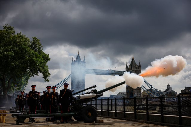 Soldiers stand during a gun salute at the Tower of London, following the passing of Britain's Queen Elizabeth, in London, Britain on September 9, 2022. (Photo by Sarah Meyssonnier/Reuters)