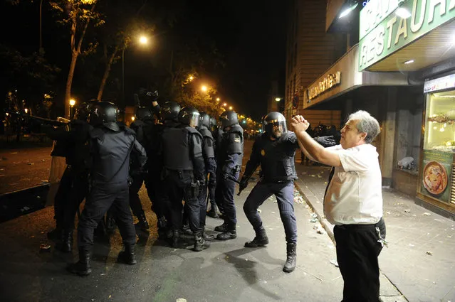 Il proprietario di un ristorante chiede ai dimostranti di smettere di lanciare pietre (DOMINIQUE FAGET/AFP/GettyImages)