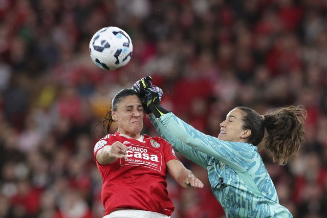 Crsitaina Prieto (L) of SL Benfica competes for the ball with Hannah Seabert of Sporting CP during the Women's National Championship match played at Estádio da Luz, in Lisbon, February 1, 2025. (Photo by António Cotrim/LUSA)