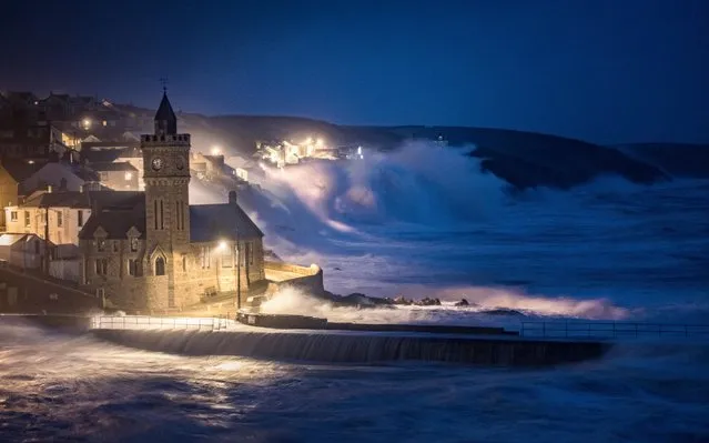 Storm Brian sweeps into Porthleven Cornwall during spring tides on October 20, 2017. (Photo by Adam Sprague/Alamy Live News)