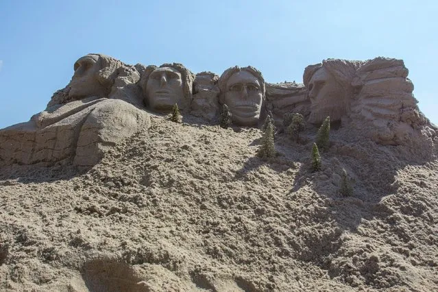 A sand castle version of Mount Rushmore is seen during the Coney Island Sand Sculpting Contest at Coney Island in Brooklyn, New York August 15, 2015. (Photo by Andrew Kelly/Reuters)