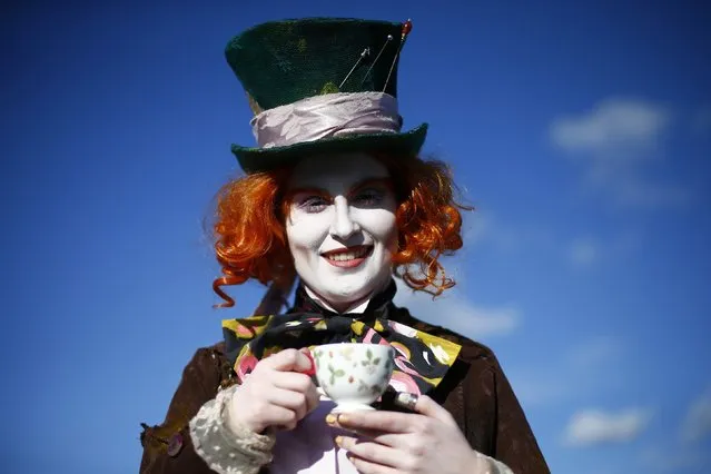 Ella, poses as the Mad Hatter from Alice in Wonderland, outside the MCM Comic Con at the Excel Centre in East London, October 25, 2014. (Photo by Andrew Winning/Reuters)
