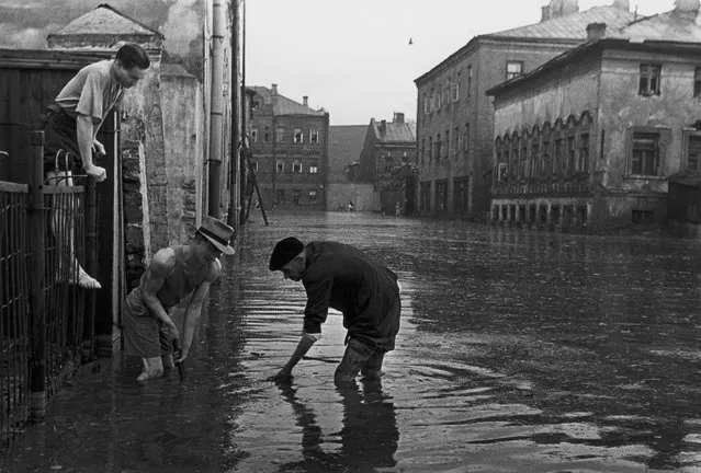 Flooding in Kursoviy lane, Moscow, Russia after storm rains, 1940s. (Photo by Semen Mishin-Morgenstern)