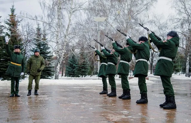 Honour guards fire a farewell salute during a ceremony in memory of Russian soldiers killed in the course of Russia-Ukraine military conflict, the day after Russia's Defence Ministry stated that 63 Russian servicemen were killed in a Ukrainian missile strike on their temporary accommodation in Makiivka (Makeyevka) in the Russian-controlled part of Ukraine, in Glory Square in Samara, Russia on January 3, 2023. (Photo by Albert Dzen/Reuters)