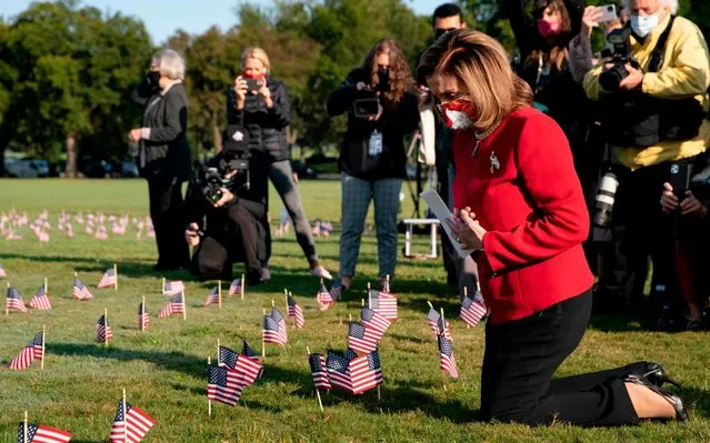 US House Speaker Nancy Pelosi pays her respects near a memorial for people who have died as a result of of covid-19 on the National Mall on September 22, 2020 in Washington, DC. The memorial consists of 200,000 US flags, one for each US victim of the COVID-19 pandemic. (Photo by Alex Edelman/AFP Photo)