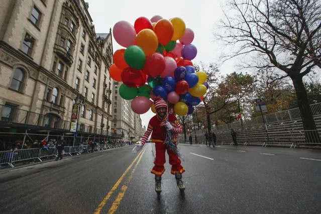 A clown skates with balloons before of Macy's Thanksgiving Day Parade in New York, November 27, 2014. (Photo by Eduardo Munoz/Reuters)