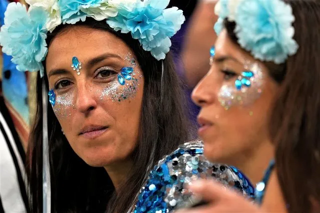 Argentinian fans watch before the World Cup semifinal soccer match between Argentina and Croatia at the Lusail Stadium in Lusail, Qatar, Tuesday, December 13, 2022. (Photo by Manu Fernandez/AP Photo)