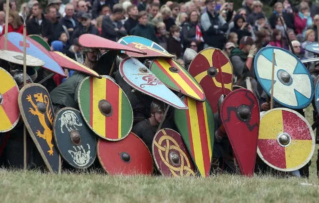 Re-enactors participate in a re-enactment of the Battle of Hastings, commemorating the 950th anniversary of the battle, in Battle, Britain October 15, 2016. (Photo by Neil Hall/Reuters)