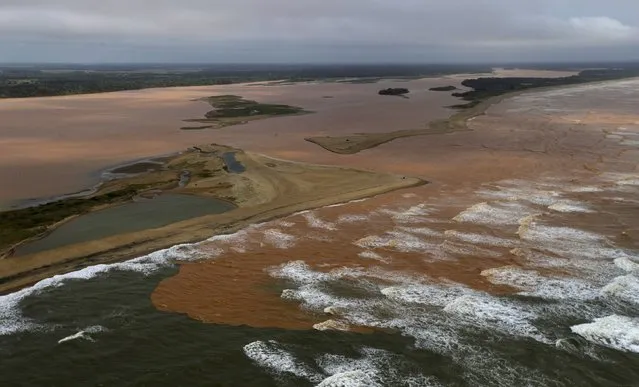 A general view the mouth of Rio Doce (Doce River), which was flooded with mud after a dam owned by Vale SA and BHP Billiton Ltd burst, as the river joins the sea on the coast of Espirito Santo in Regencia Village, Brazil, November 22, 2015. (Photo by Ricardo Moraes/Reuters)