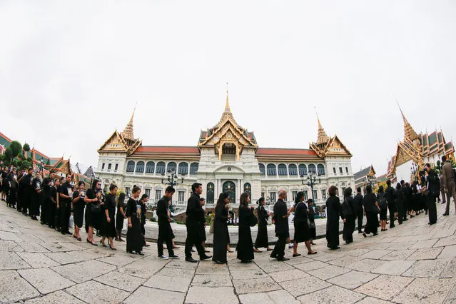 Mourners line up to get into the Throne Hall at the Grand Palace for the first time to pay their respects in front of the golden urn of Thailand's late King Bhumibol Adulyadej in Bangkok, Thailand, October 29, 2016. (Photo by Jorge Silva/Reuters)