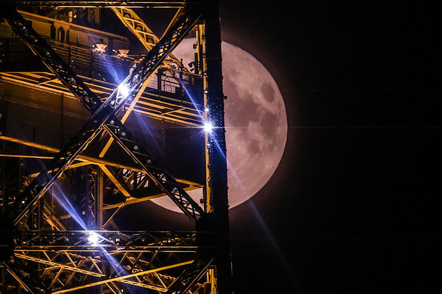 Super Blue Moon rises behind Eiffel Tower in Paris, France, 19 August 2024. The term “supermoon” is used to describe when the full moon coincides with the Moon's closest approach to Earth on its elliptical orbit and therefore appears brighter and larger than usual. (Photo by Mohammed Badra/EPA/EFE)