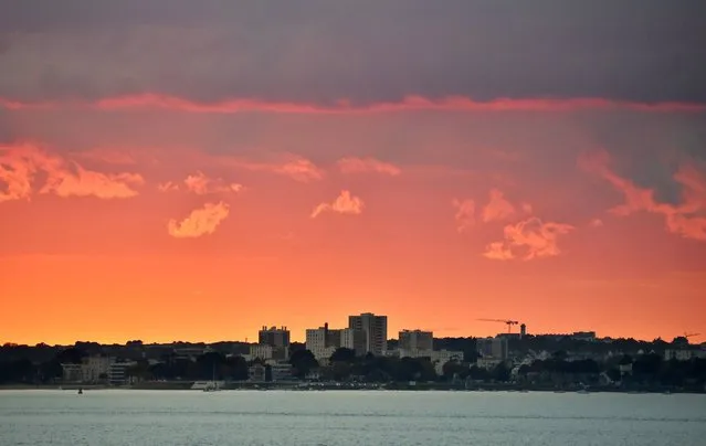 A picture taken on October 20, 2016 shows a sunset over the western French city of Saint-Nazaire. (Photo by Loic Venance/AFP Photo)