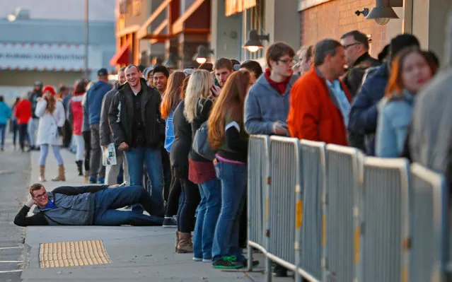A long line of shoppers wait for the Best Buy to open for “Black Friday” deals on November 24, 2016 in Orem, Utah. Retailers kicked off the unofficial start of the holiday season with sales that in many instances began on the Thanksgiving holiday. (Photo by George Frey/AFP Photo)