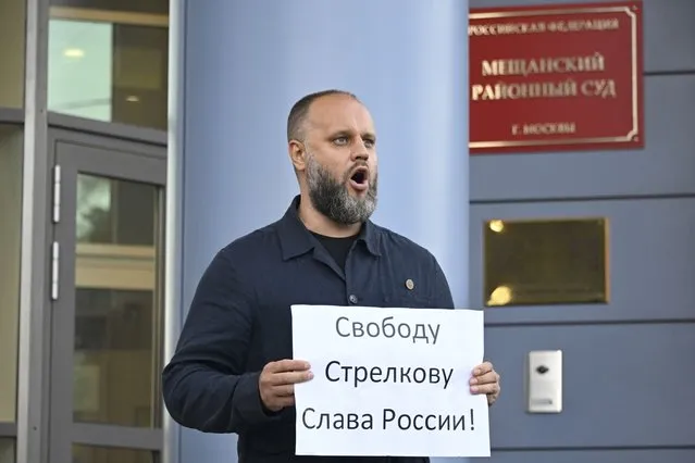 Pavel Gubarev, an activist of the “Club of Angry Patriots” nationalist group pickets outside the Meshchansky Court with a poster reading “Freedom to Strelkov, Glory to Russia!” during a hearing on the pre-trial arrest of Igor Strelkov, a retired security officer who led Moscow-backed separatists in eastern Ukraine in 2014, in Moscow, Russia, Friday, July 21, 2023. (Photo by Alexander Nemenov/Pool Photo via AP Photo)