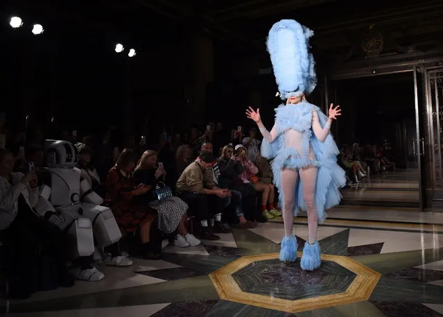 A model presents a creation by British designer Pam Hogg during the London Fashion Week in London, Britain, 14 September 2018. The London Fashion week runs from 14 to 18 September 2018. (Photo by Facundo Arrizabalaga/EPA/EFE)
