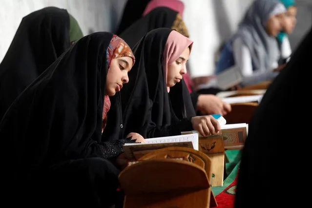 Women read the Quran at Al-Qasim Mosque amid the coronavirus disease (COVID-19) pandemic during the blessed month of Ramadan in Hilla, Iraq, April 24, 2021. (Photo by Alaa Al-Marjani/Reuters)