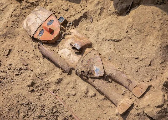 Handout photo released by the Peruvian Ministry of Culture and taken on June 10, 2022 of a wooden figure discovered at the ancient Chan Chan archeological site, in northern Peru. The sculpture belongs to the ancient Chimu culture (900-1450 AD). (Photo by Peruvian Ministry of Culture/AFP Photo)