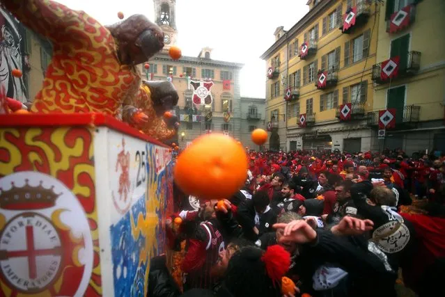 Members of rival teams fight with oranges during an annual carnival battle in the northern Italian town of Ivrea February 7, 2016. (Photo by Stefano Rellandini/Reuters)