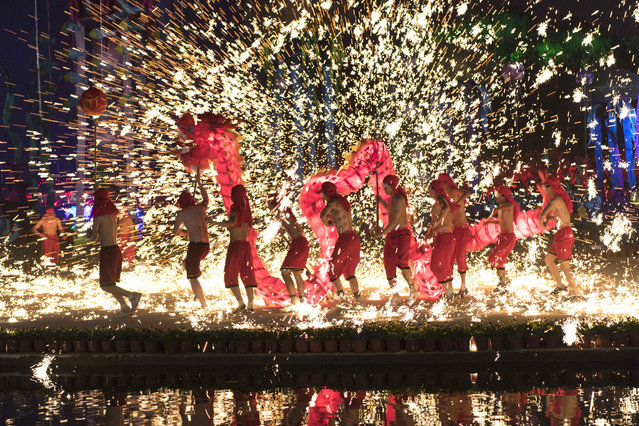 People perform a fire dragon dance in a shower of molten iron which sparks like fireworks in Wuhan, Hubei, China on January 28, 2017. Performances and festivals are held to celebrate Chinese lunar new year. (Photo by Xiong Qi/Xinhua via ZUMA Wire)