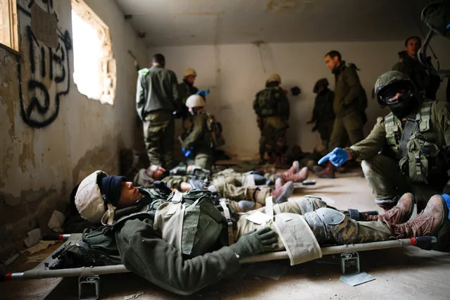 Israeli soldiers from the Nahal Infantry Brigade take part in an urban warfare drill in an abandoned hotel in Arad, southern Israel February 8, 2017. (Photo by Amir Cohen/Reuters)