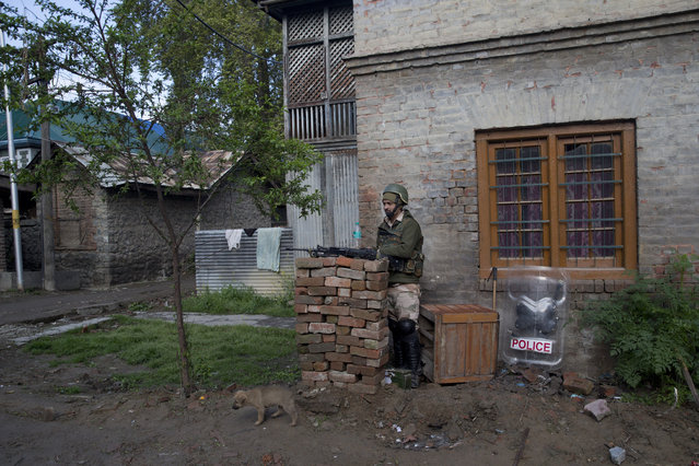 An Indian paramilitary soldier stands guard at a polling station during the second phase of India's general elections, in Srinagar, Indian controlled Kashmir, Thursday, April 18, 2019. Kashmiri separatist leaders who challenge India's sovereignty over the disputed region have called for a boycott of the vote. Most polling stations in Srinagar and Budgam areas of Kashmir looked deserted in the morning with more armed police, paramilitary soldiers and election staff present than voters. (Photo by Dar Yasin/AP Photo)