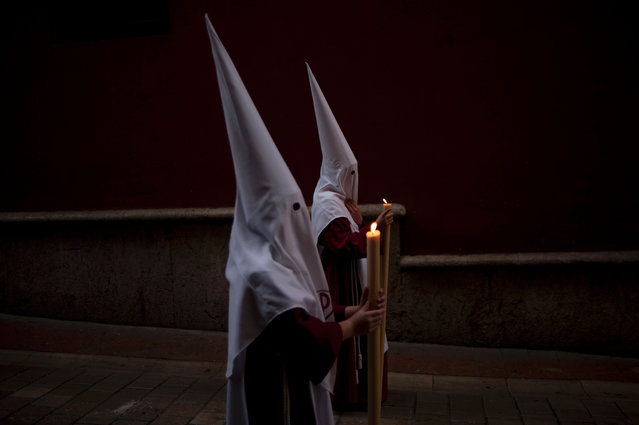 Penitents take part in  “Cofradia de los Universitarios”  brotherhood procession on March 23, 2016 in Granada, during the Holy Week. (Photo by Jorge Guerrero/AFP Photo)