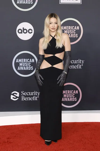 American actress Madelyn Cline attends the 2021 American Music Awards at Microsoft Theater on November 21, 2021 in Los Angeles, California. (Photo by Amy Sussman/Getty Images)