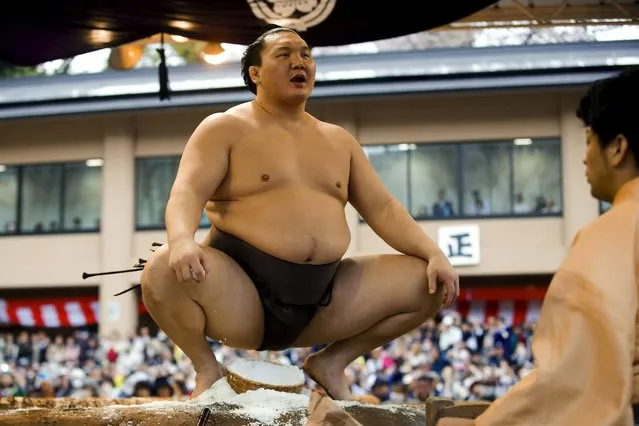 Mongolian-born grand sumo champion Hakuho prepares for a fight at the “Honozumo”, a ceremonial sumo tournament, at the Yasukuni Shrine in Tokyo April 3, 2015. (Photo by Thomas Peter/Reuters)