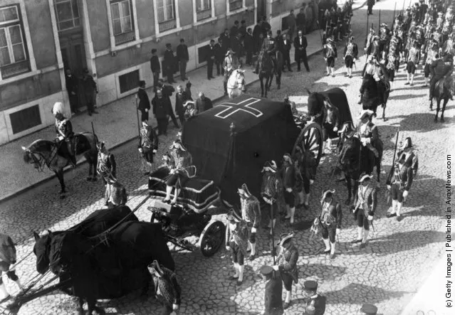 1908: The funeral procession of the assassinated king of Portugal, King Carlos I and his son, in Portugal