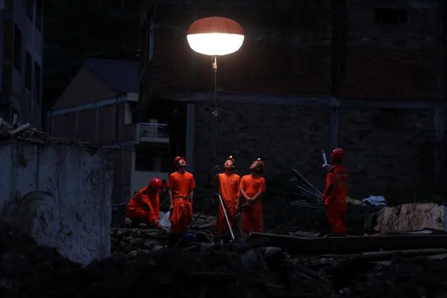 Rescue workers set up a lamp as rescue work continues after typhoon Lekima hit the village in Wenzhou, Zhejiang province, China on August 11, 2019. (Photo by Reuters/China Stringer Network)