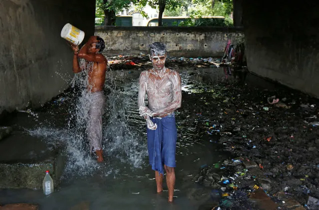 Men bathe at a concrete water pen under a flyover at a slum area in Kolkata, India May 26, 2016. (Photo by Rupak De Chowdhuri/Reuters)