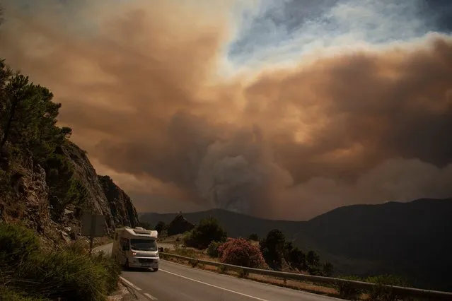 Smoke from a wildfire in Sierra Bermeja mountain range in Malaga is pictured from Benahavis on June 9, 2022. Around 2,000 people were evacuated overnight as a fire raged through a forested area of southern Spain in an area badly hit by wildfires just nine months ago, rescuers said today. (Photo by Jorge Guerrero/AFP Photo)