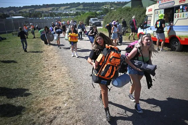 Revellers arrive for the Glastonbury Festival at Worthy Farm in Somerset, Britain on June 22, 2022. (Photo by Dylan Martinez/Reuters)