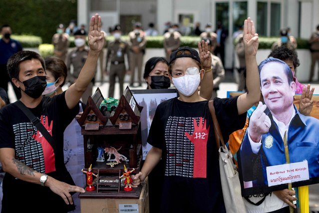 Protesters flash three-finger salutes during a demonstration calling for the release of prisoners charged under article 112, Thailand's lese majeste royal defamation law, outside the US embassy in Bangkok on May 10, 2022, ahead of a US-Association of Southeast Asian Nations (ASEAN) summit in Washington. (Photo by Jack Taylor/AFP Photo)